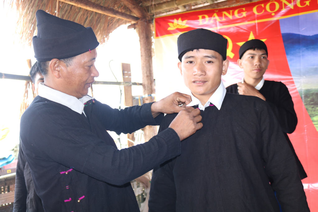 Trang phục dân tộc Mơ Nâm Măng Đen