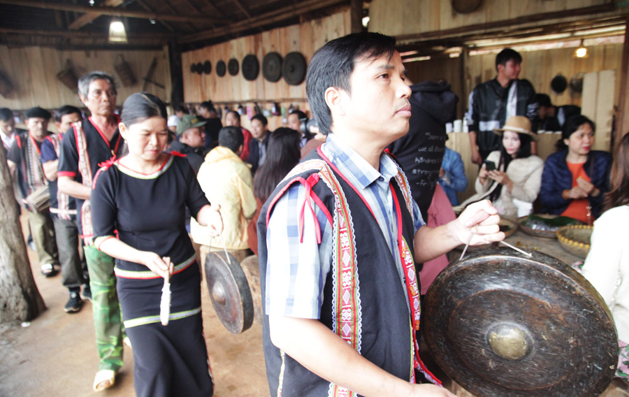 Người M'Nâm cồng chiêng Người M'Nâm cồng chiêng