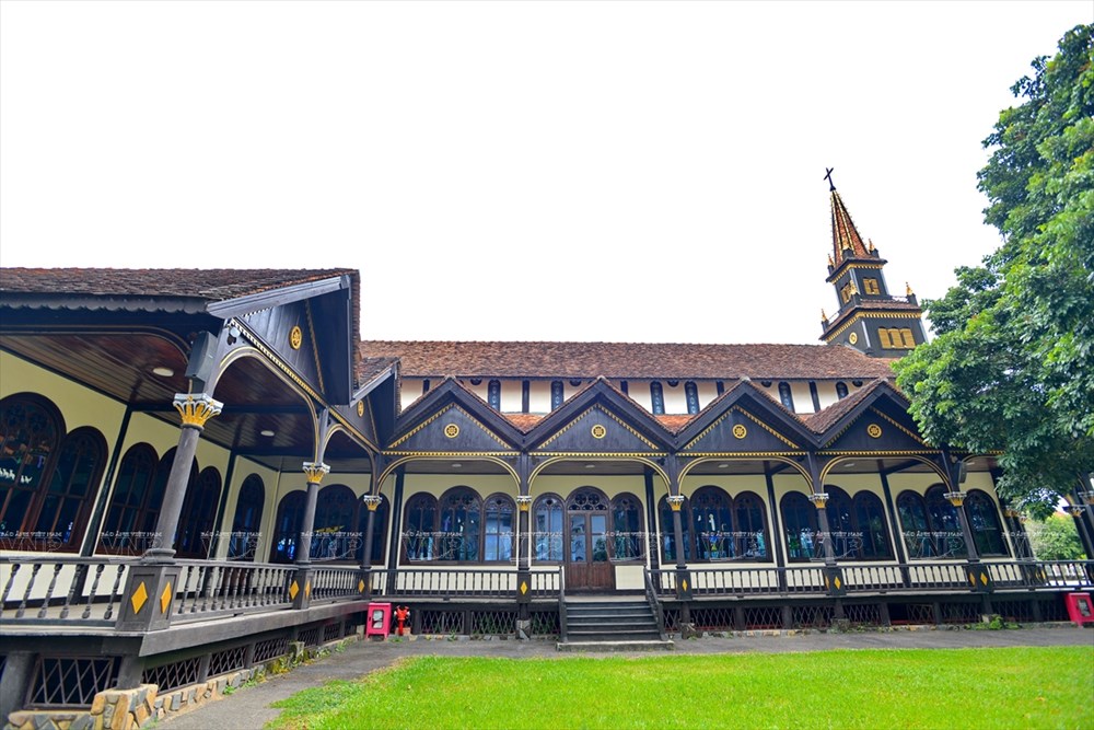 Tòa Giám Mục Kon Tum kiến trúc